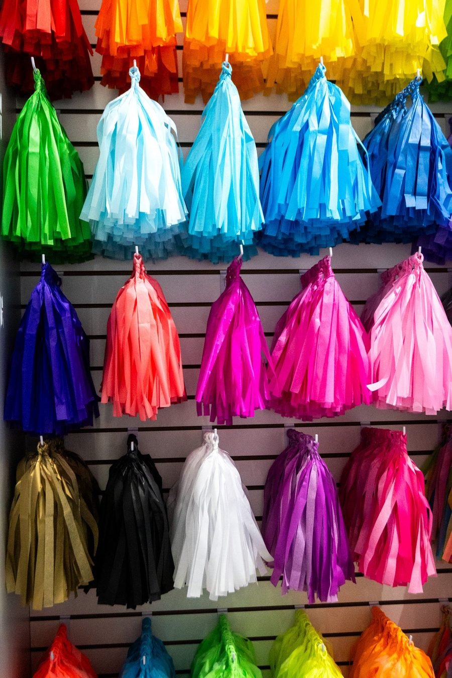 Pared de piñatas de colores en Babi Di Boo