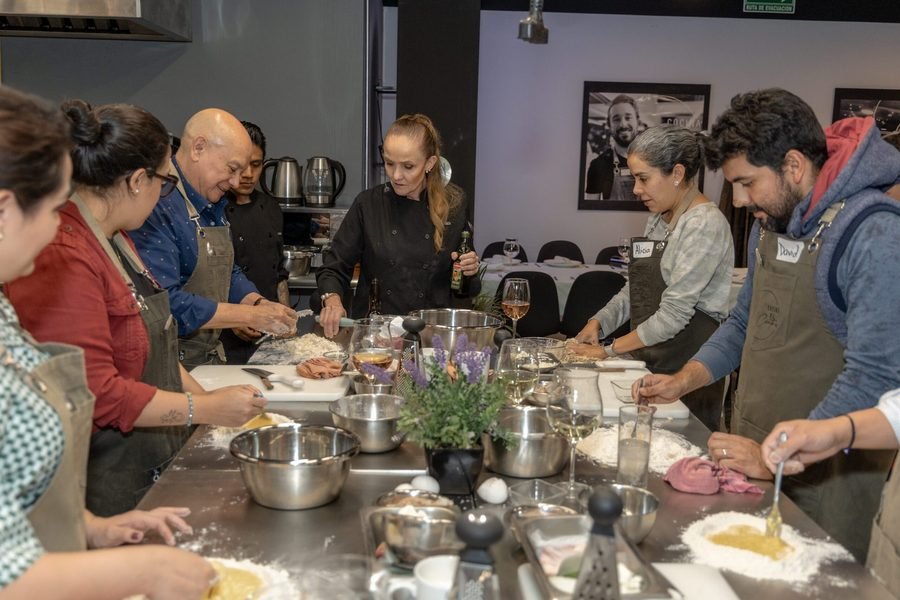 Alumnos cocinando en Cocina de Centro