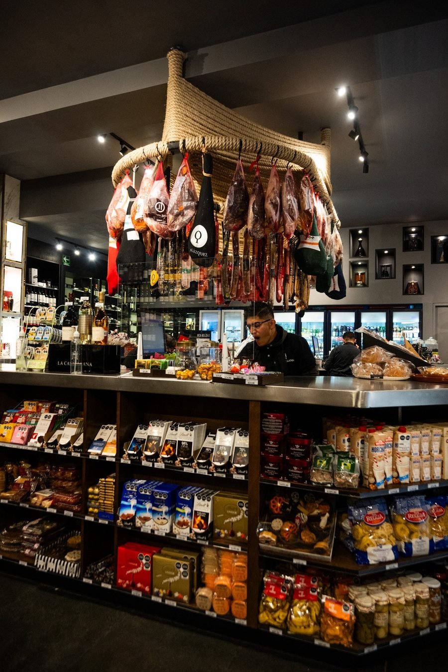 Interior de La Castellena con jamones y vinos